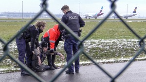 Aktivisten sollen Kosten für BER-Blockade zahlen