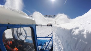 Vier ältere Herren gegen den Schnee