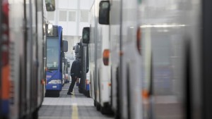 Frustrierte Zug- und Busfahrer