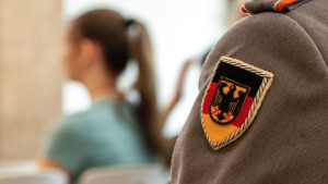 Streit über Schulbesuche von Bundeswehroffizieren