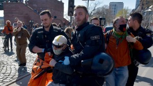 Demonstration, Umbenennung, Umbuchung