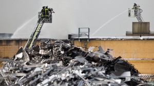 Explosionsgefahr durch Brand in Lagerhalle