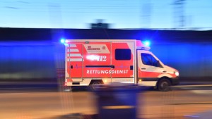 Junger Mann von Güterzug erfasst und schwer verletzt