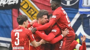 Kaiserslautern springt auf Platz zwei