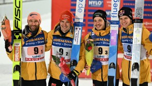 Deutsche Skispringer im Team auf Rang drei