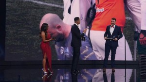 Traumtor mit Krücken begeistert bei FIFA-Gala