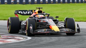 Verstappen hoppelt, schimpft und führt doch