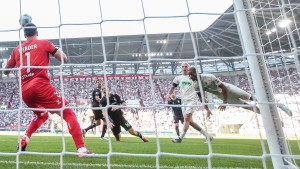 Turbulentes Spiel ohne Sieger in Augsburg