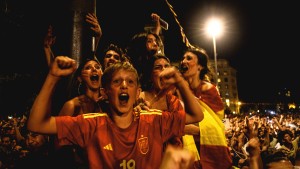 Fans feiern ihre Fußball-Helden