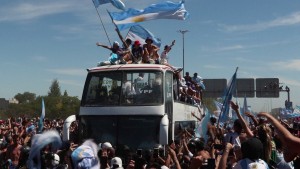 Fan springt in offenen Bus der argentinischen Mannschaft