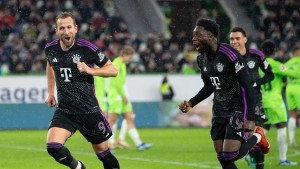 FC Bayern bleibt an Bayer dran