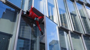 Spiderman protestiert gegen Rentenreform