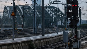 Bahn stellt Fernverkehr am Montag und Dienstag ein