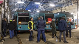 Bahnen und Busse bleiben in Depots