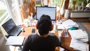 Büroangestellte gehen an drei Tagen in der Woche zur Arbeit