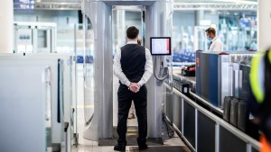 Rollfeld-Mitarbeiter zeigen IS-Geste am Düsseldorfer Flughafen