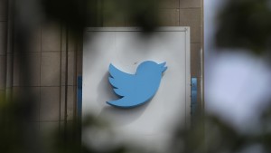 Twitter versteigert Büroausstattung