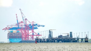 Schwimmende LNG-Terminals sollen vor dem Winter starten