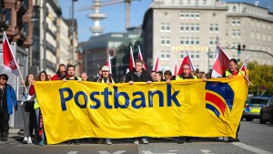 Mehr Geld und längerer Kündigungsschutz für Beschäftigte der Postbank