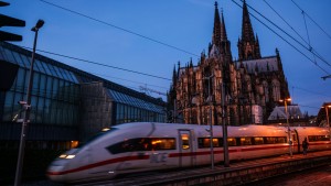 Züge der Bahn fahren wieder etwas öfter pünktlich