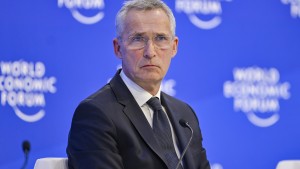 Stoltenberg: Ukraine bekommt schwerere Waffen