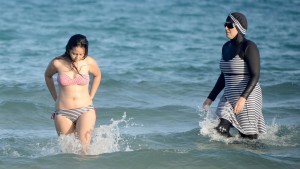 Burkini und Nacktheit im Konflikt