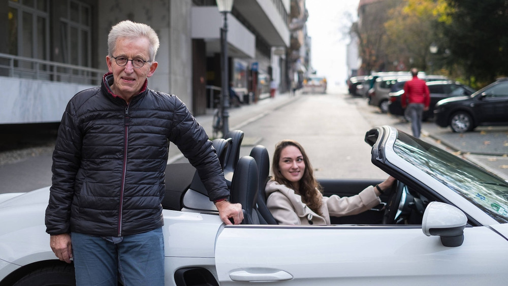 Günter Franzen Anfang November vor dem Porsche einer jungen Dame an der Wicker-Klinik in Bad Homburg.