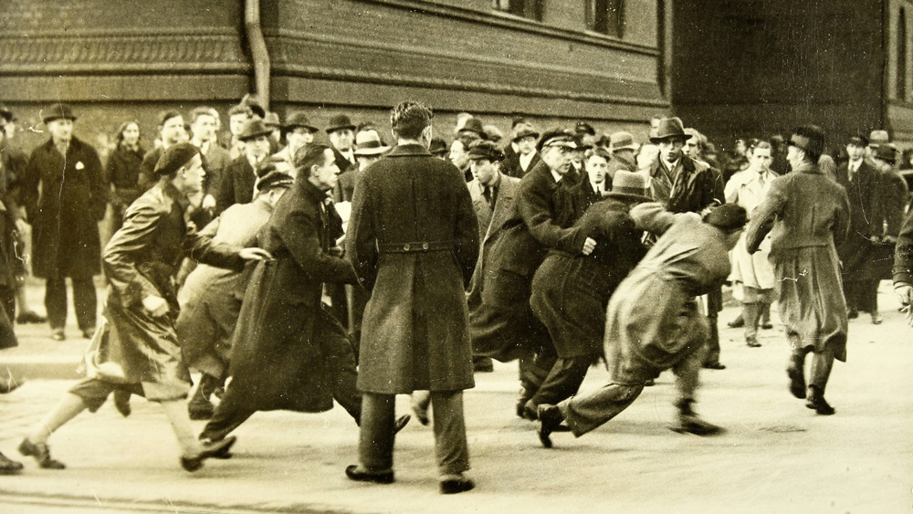 Am 10. Februar 1933: In Berlin gibt es gewalttätige Auseinandersetzungen zwischen Nationalsozialisten und Republikanern vor der Berliner Universität.