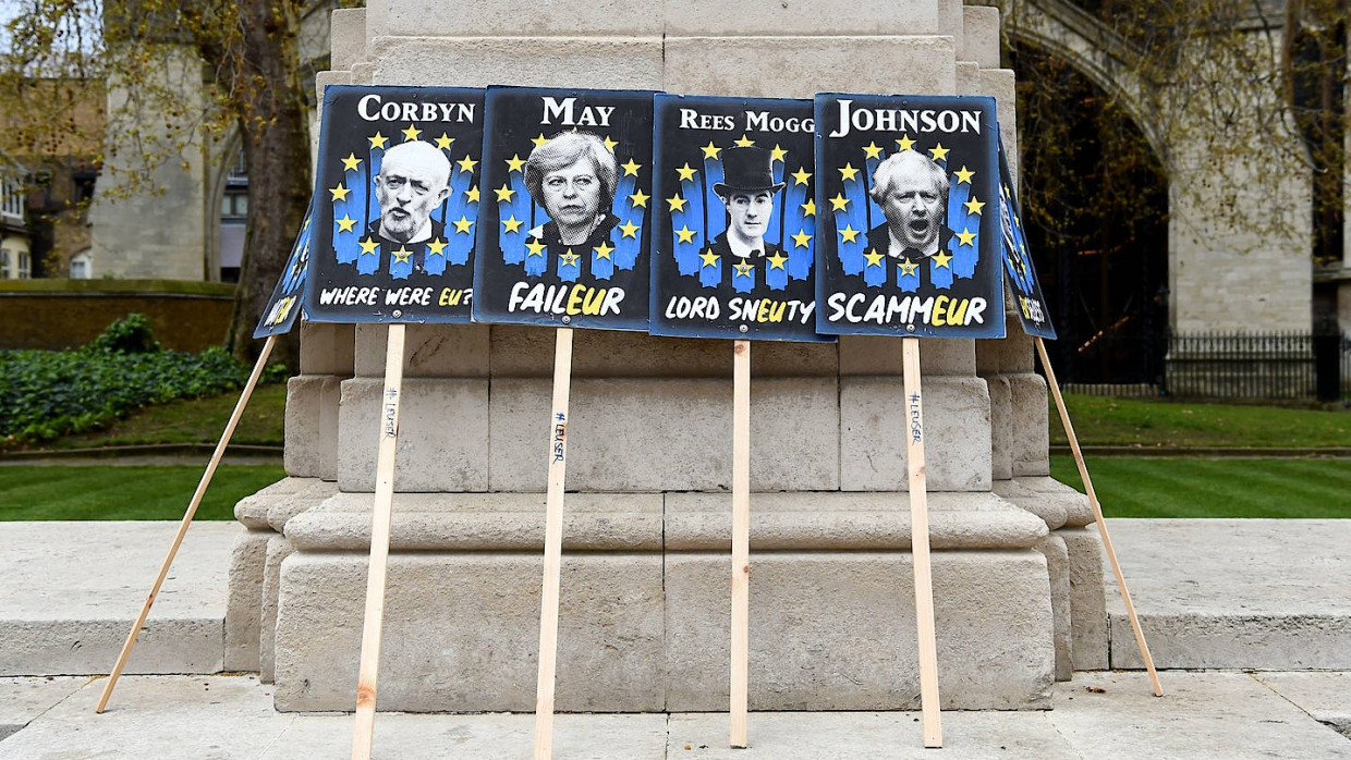 Protestplakate vor den Parlamentsgebäuden in London. Doch nicht nur die Demonstranten brauchen einen langen Atem, auch Mays Minister müssen immer wieder Überstunden schieben.