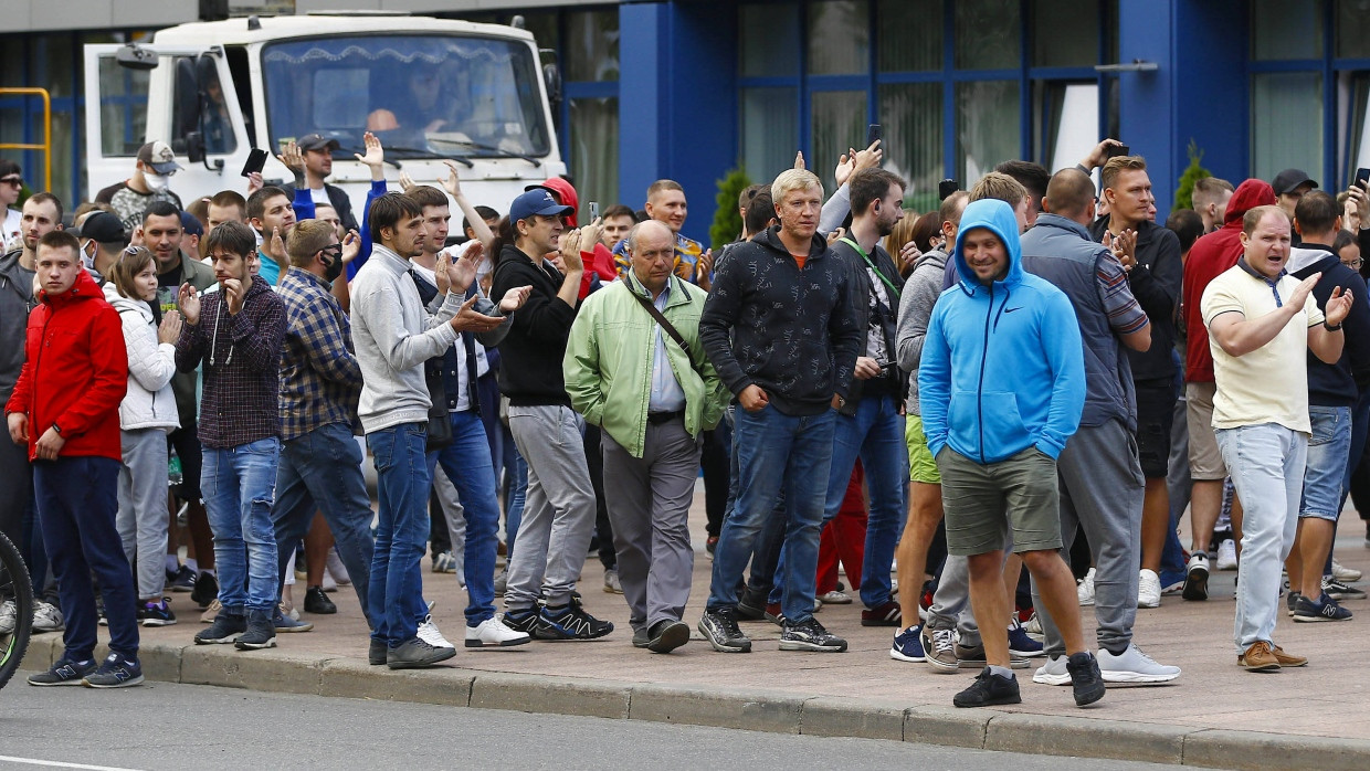 Mitarbeiter des in Staatsbesitz befindlichen Fahrzeugherstellers BelAZ protestieren gegen den belarussischen Präsidenten Alexandr Lukaschenka.