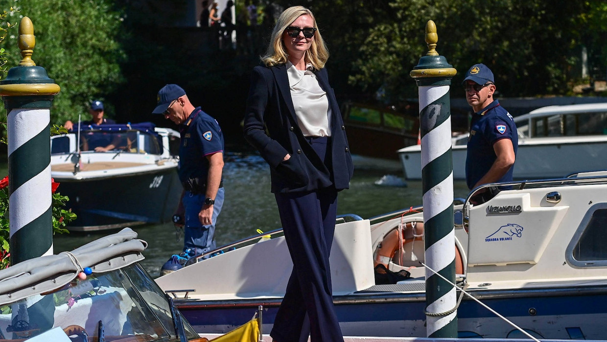 Unter Polizeischutz: Die amerikanische Schauspielerin Kirsten Dunst am Pier des Excelsior-Hotels in Venedig.