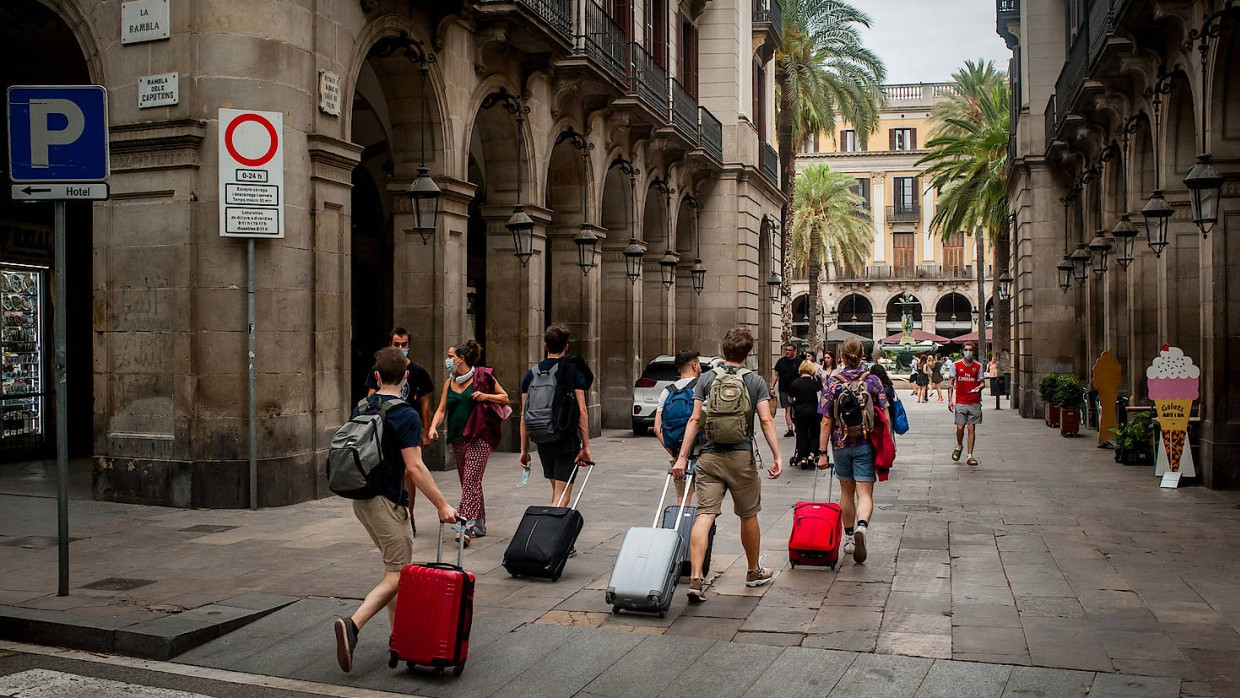 Kein Verbot, aber „Signal für die zukünftige Urlaubsplanung“: Touristen Mitte Juli entlang Barcelonas La Rambla