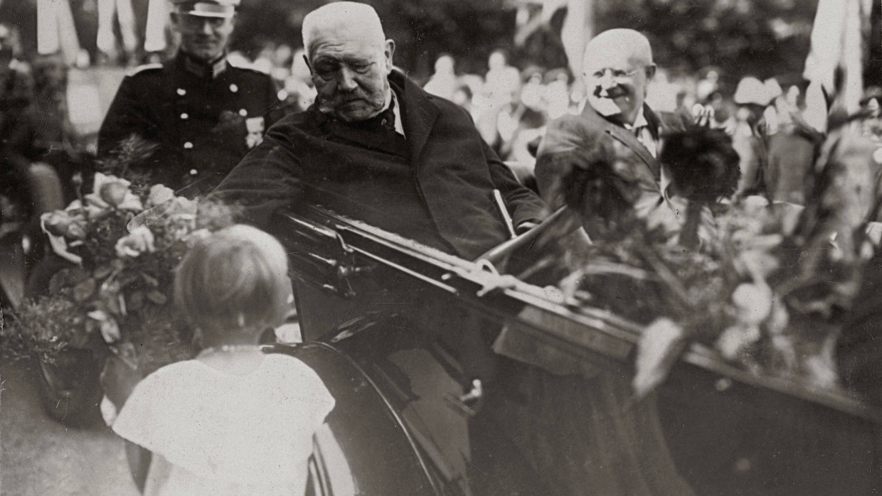 Bad in der Menge: Präsident Paul von Hindenburg bei der Feier zur Räumung des Rheins 1930.