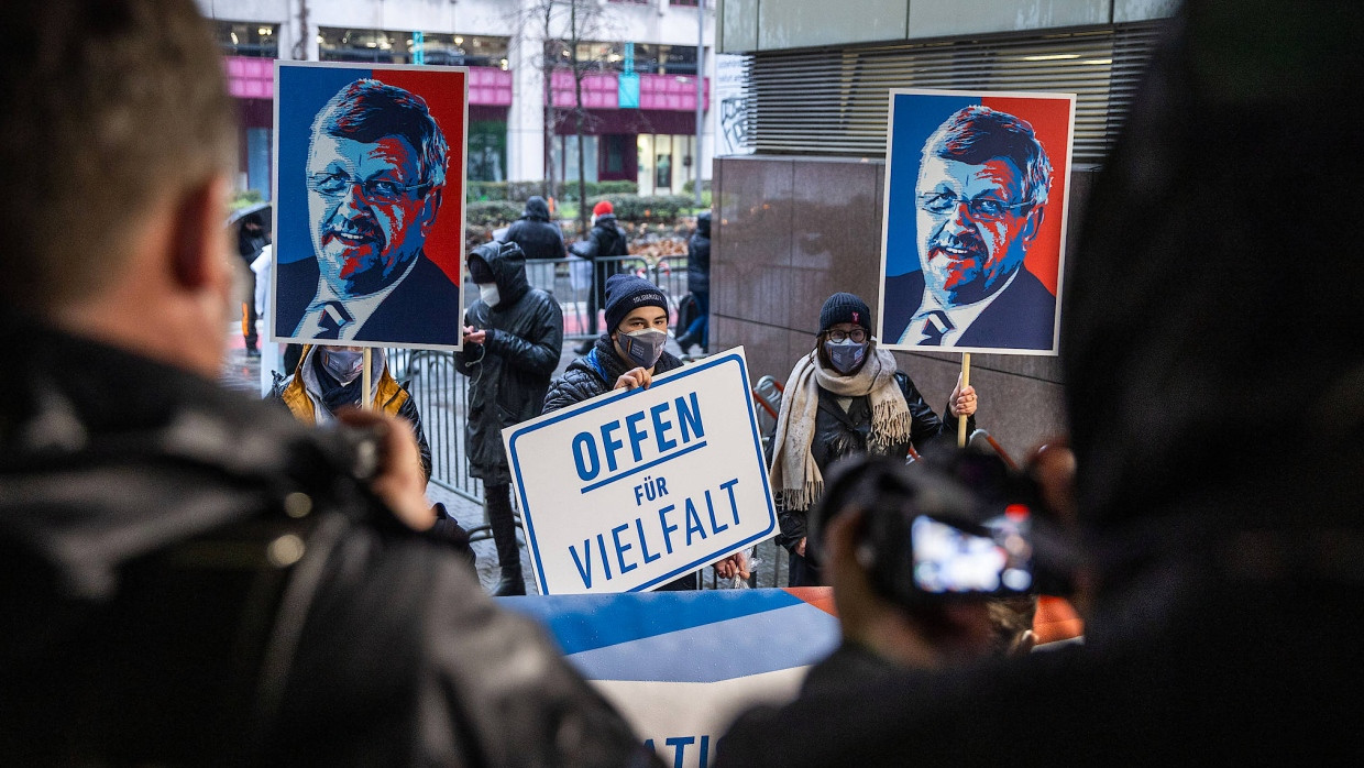 Demonstranten protestieren mit Lübckes Bildnis vor dem Oberlandesgericht gegen rechtsextreme Gewalt.