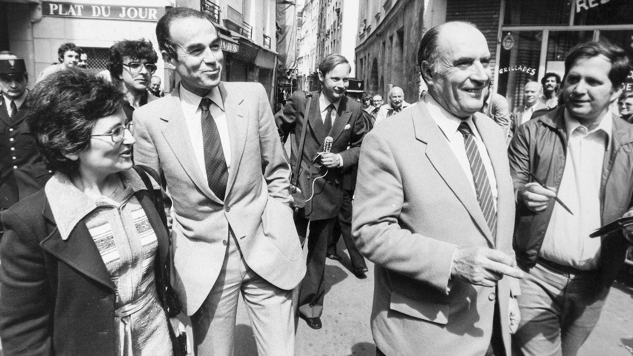 Ungleiche Spaziergänger: Mitterrand und sein späterer Innenminister Robert Badinter (l.) im Mai 1981 in Paris.