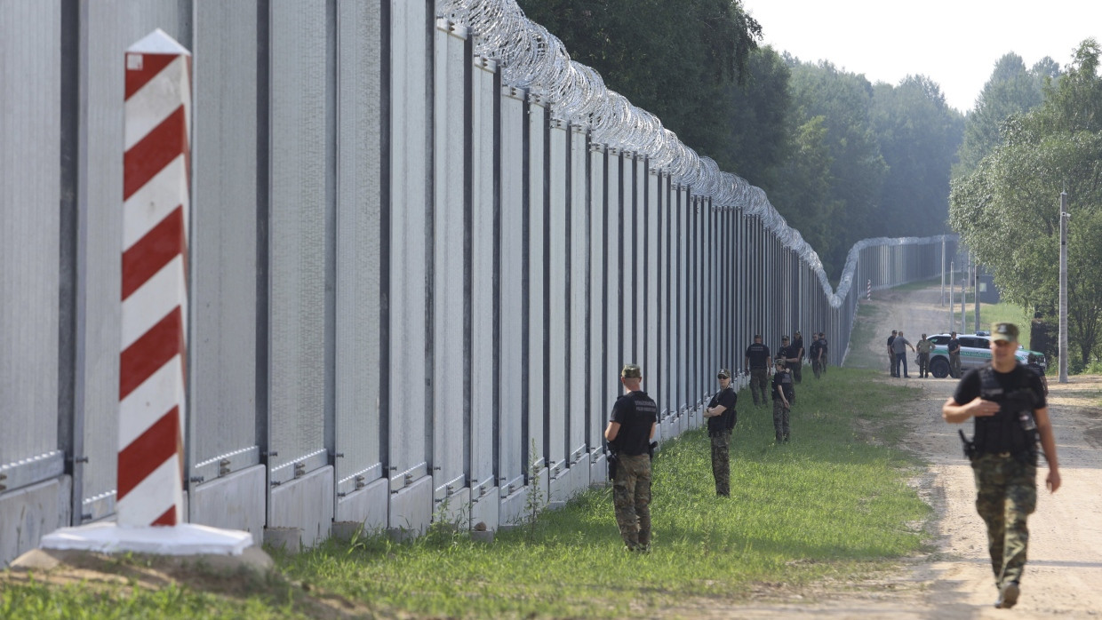 Hält der Zaun? Polnische Grenzwächter im Juni 2022 an der Grenze zu Belarus