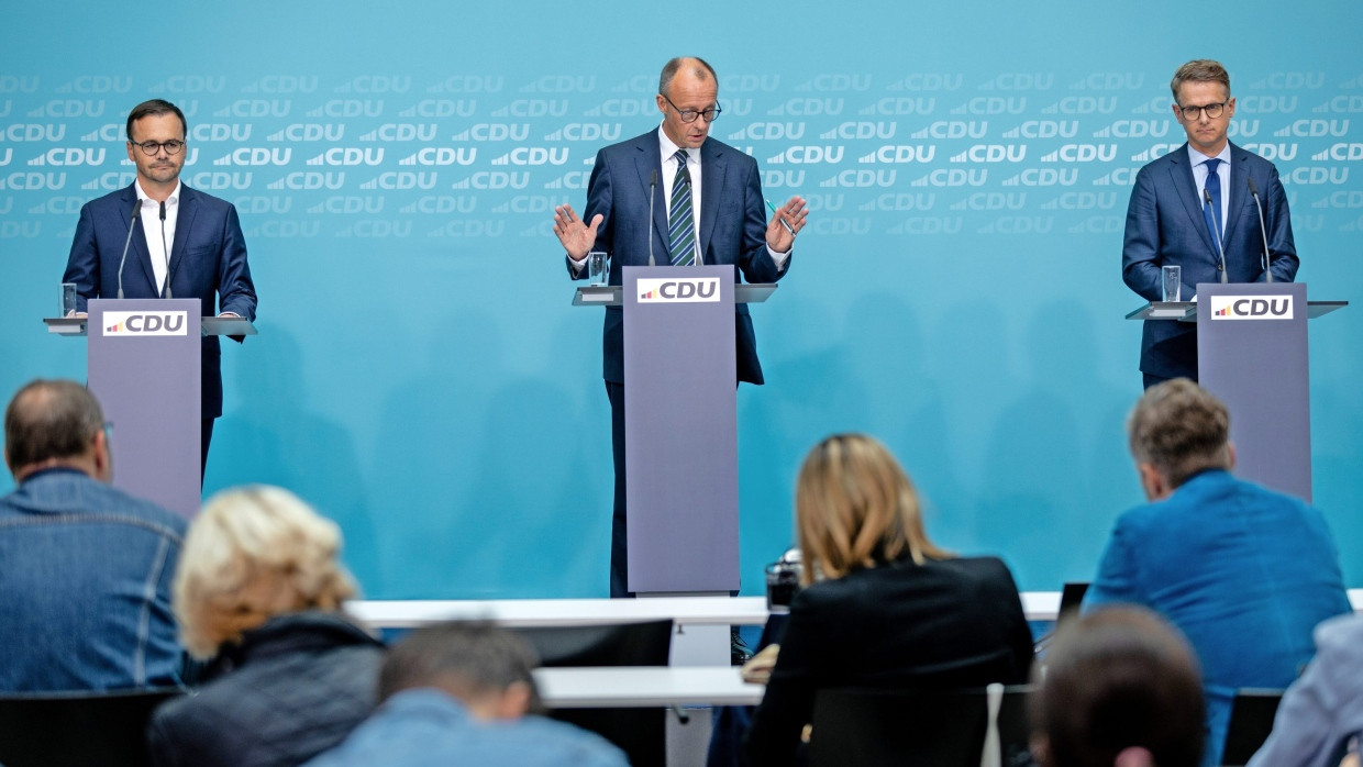 Jan Redmann, Friedrich Merz und Carsten Linnemann auf einer CDU-Pressekonferenz zur Kanzlerkandidatur von Friedrich Merz am Montag in Berlin