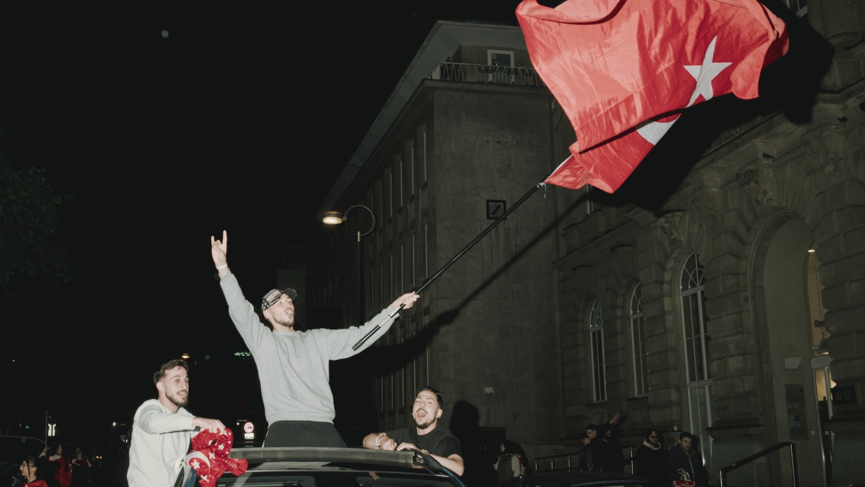 Fans der türkischen Nationalmannschaft feiern den Sieg im EM-Achtelfinale in der Dortmunder Innenstadt.