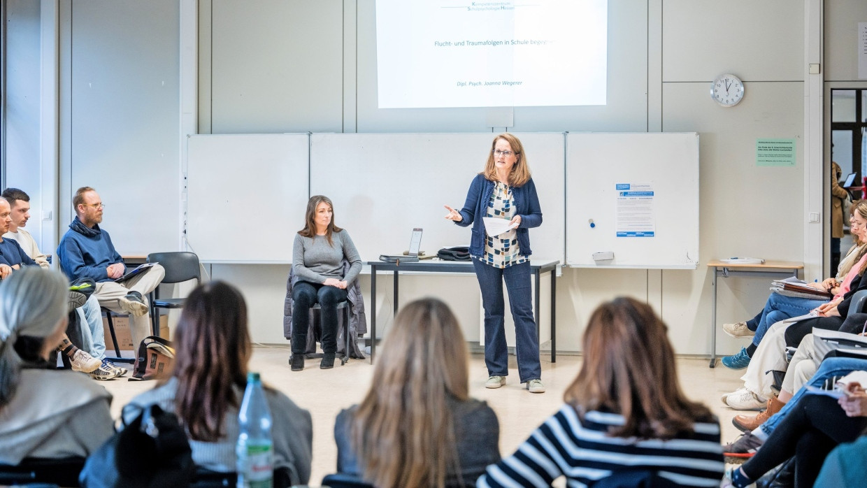 Drängendes Thema: Lehrerin Petra Thiede (stehend) eröffnet den Workshop „Flucht- und Traumafolgen in Schule begegnen“ mit der Psychologin Joanna Wegerer in der Eichendorffschule.