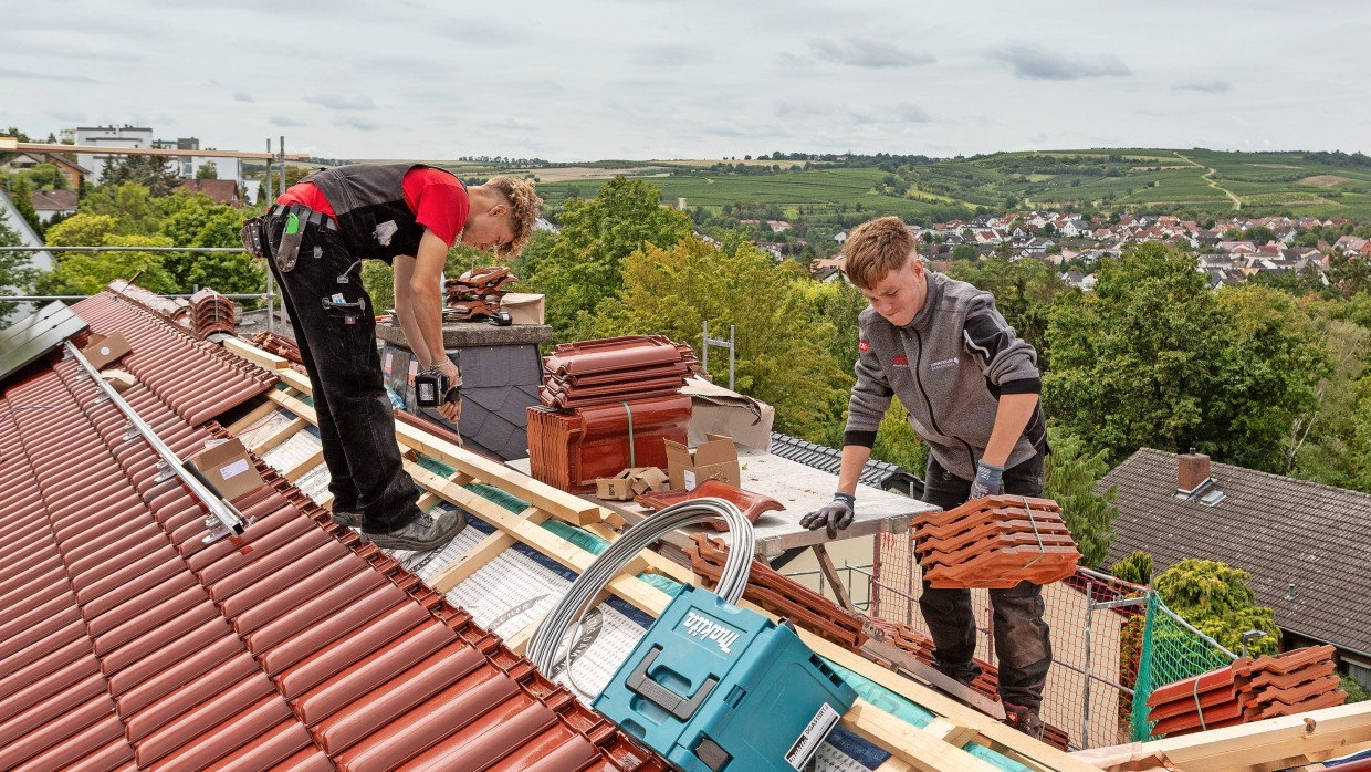 Hoch hinaus: Personalintensiven Branchen wie dem Handwerk machen die steigenden Lohnzusatzkosten zu schaffen.