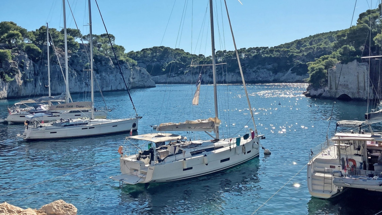 Ramponierte Yacht vor perfekter Kulisse:
  In der Calanque de Port-Miou vor Anker