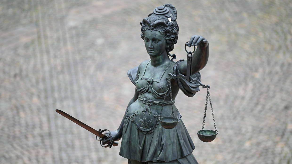 Justitia-Statue in Frankfurt, 7. Januar 2021