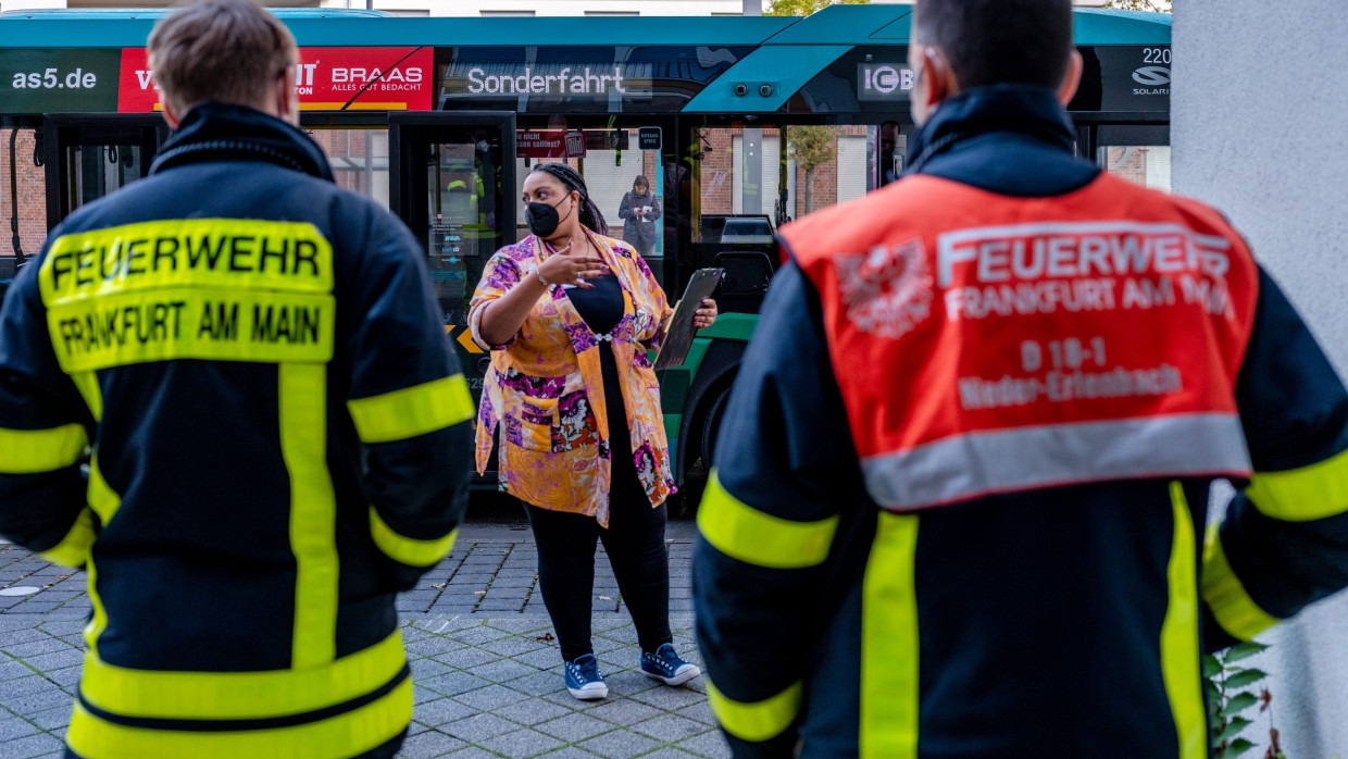 20.000 Menschen mussten ihre Wohnungen verlassen. Feuerwehr und Polizei arbeiteten Hand in Hand, um die Menschen aus der Sperrzone zu bringen.