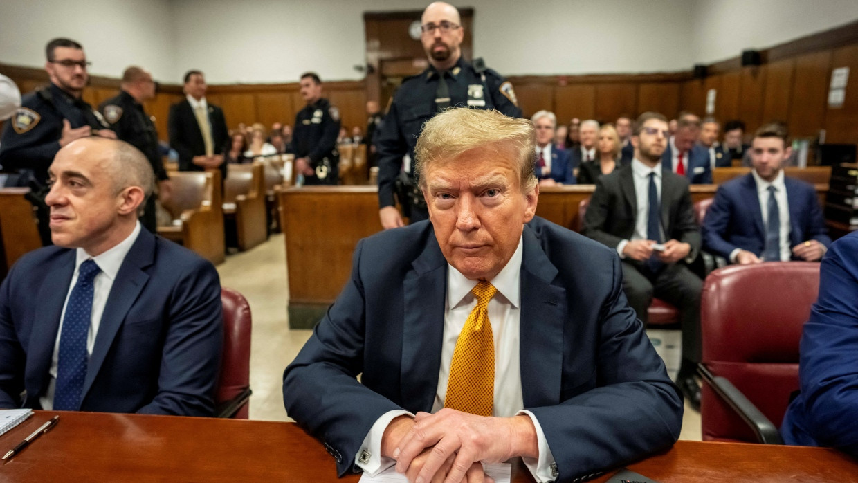 Der ehemalige US-Präsident Donald Trump sitzt im Strafgericht in Manhattan, New York City.