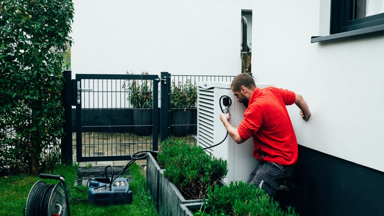 Warm und grün? Die Vorgabe, jede neue Heizungsanlage mit einem Anteil von 65 Prozent erneuerbarer Energie zu betreiben, soll es richten.