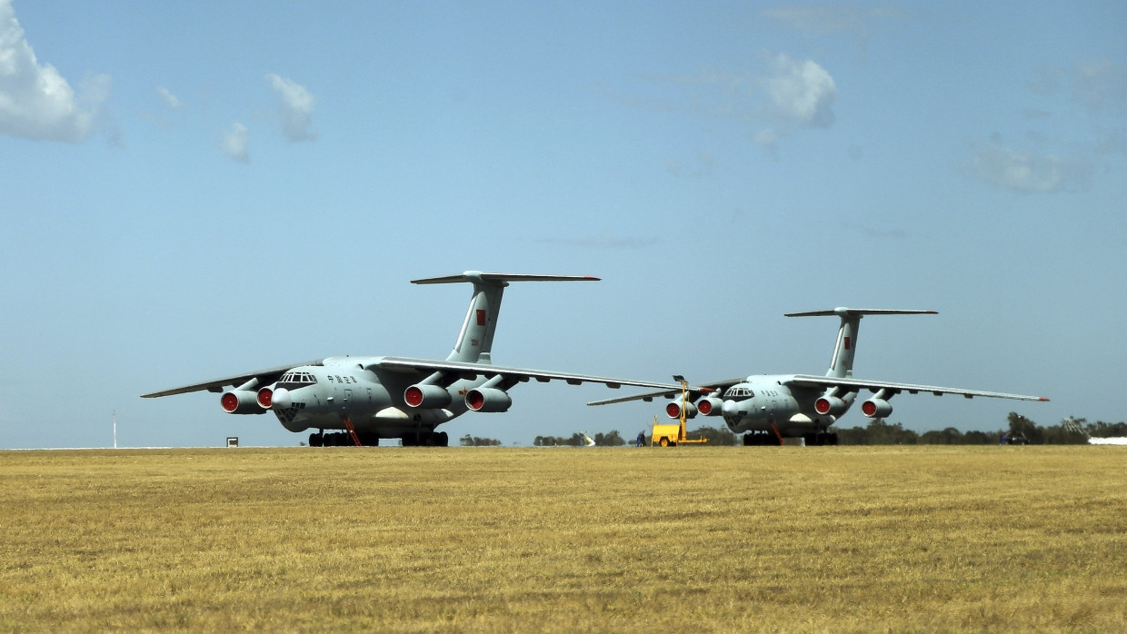 Militärflugzeuge vom Typ Iljushin Il-76