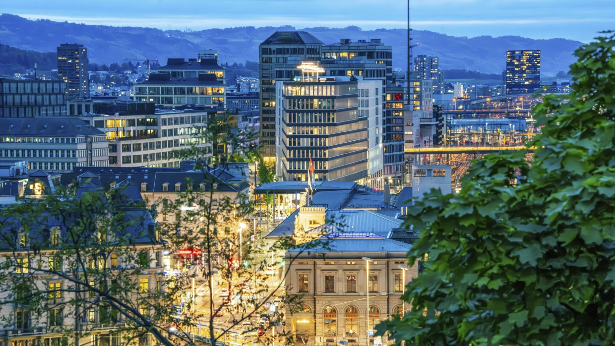 Abendlicher Blick über den Züricher Hauptbahnhof und den Europaallee.