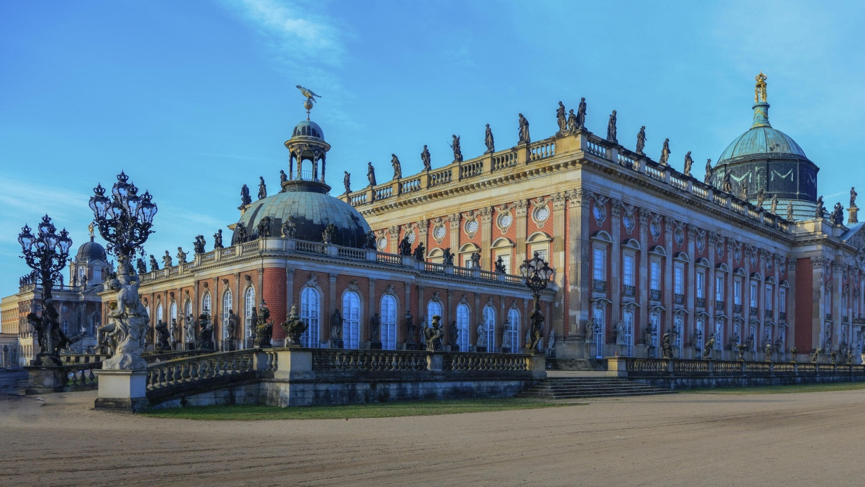 Nach nur fünf Jahren Bauzeit wurde das Neues Palais 1768  festlich eröffnet. Die Eile und die ihr geschuldeten Schlampereien fordern bis heute ihren Tribut.