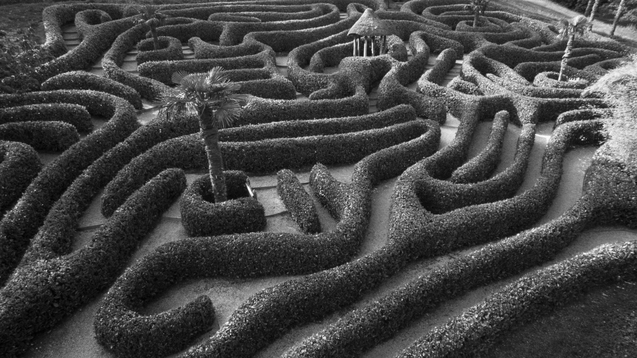 Labyrinthe und Irrgärten sind nicht identisch, denn dem Labyrinth fehlen die Kreuzungspunkte, von denen aus man in die „Irre“ gehen kann: Das „Glendurgan Laurel Maze“ von 1933 wurde 1999 erneuert.