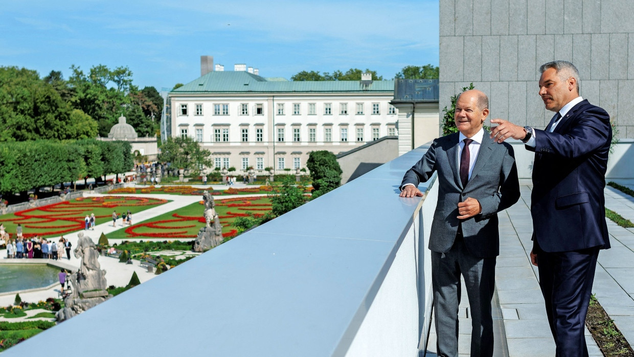 Aber schön ist’s schon: Olaf Scholz und Karl Nehammer am Freitag in Salzburg mit Blick auf den Mirabellgarten